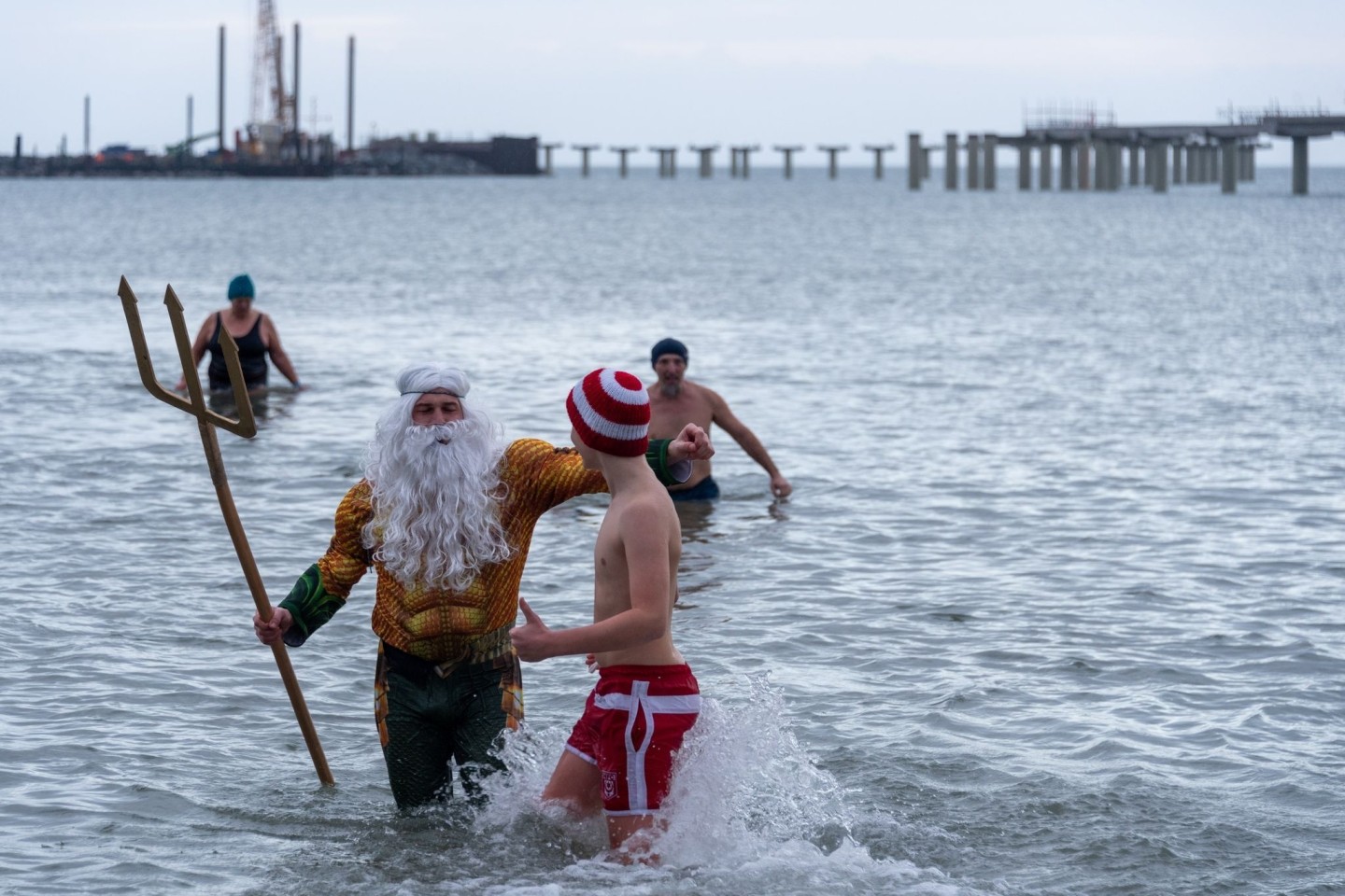 Als Neptun verkleidet steigt Tim Bergelt zusammen mit anderen Hobbyschwimmern aus dem 5 Grad kalten Meer, hier die Ostsee.