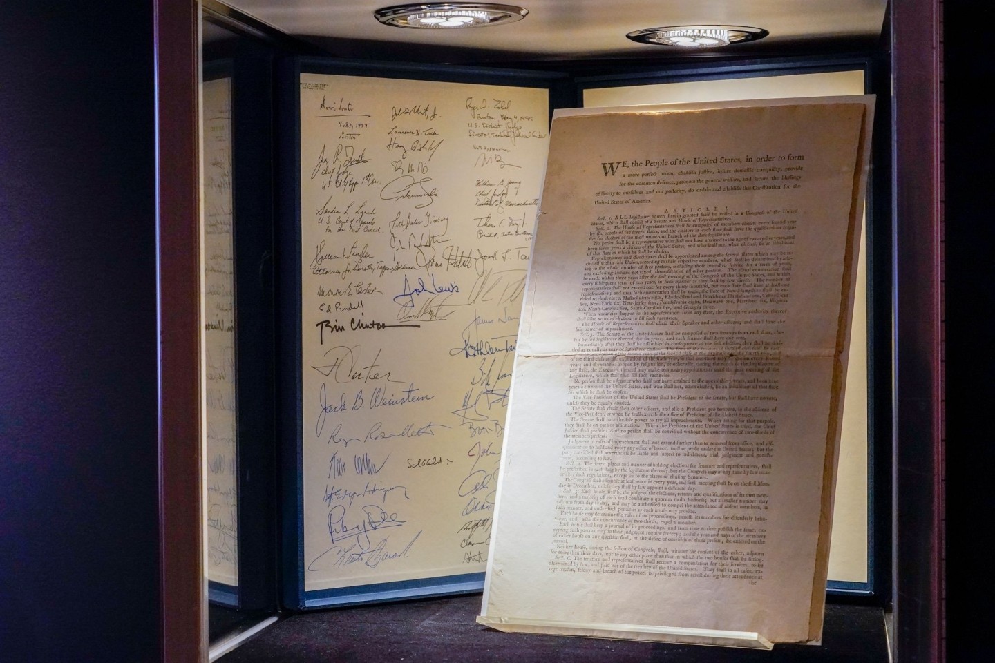 Nur zwei der 13 Erstausgaben der US-Verfassung sind in Privatbesitz. Bereits 2021 wurde eine der beiden im Auktionshaus Sotheby's versteigert (Archiv).