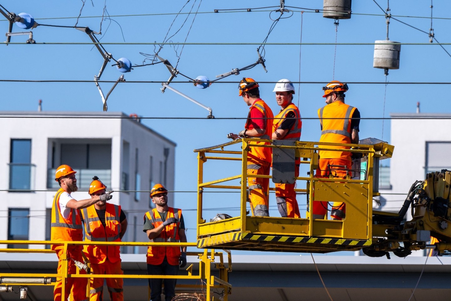 Arbeiter reparieren in München eine abgerissene Oberleitung.
