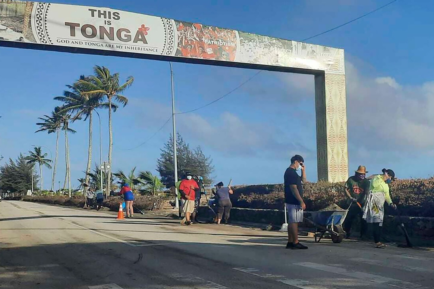 Aufräumarbeiten auf einer Straße in Nuku'alofa. Sechs Tage nach der Eruption eines Untersee-Vulkans vor Tonga ist der Flughafen des Südsee-Archipels wieder funktionsfähig.