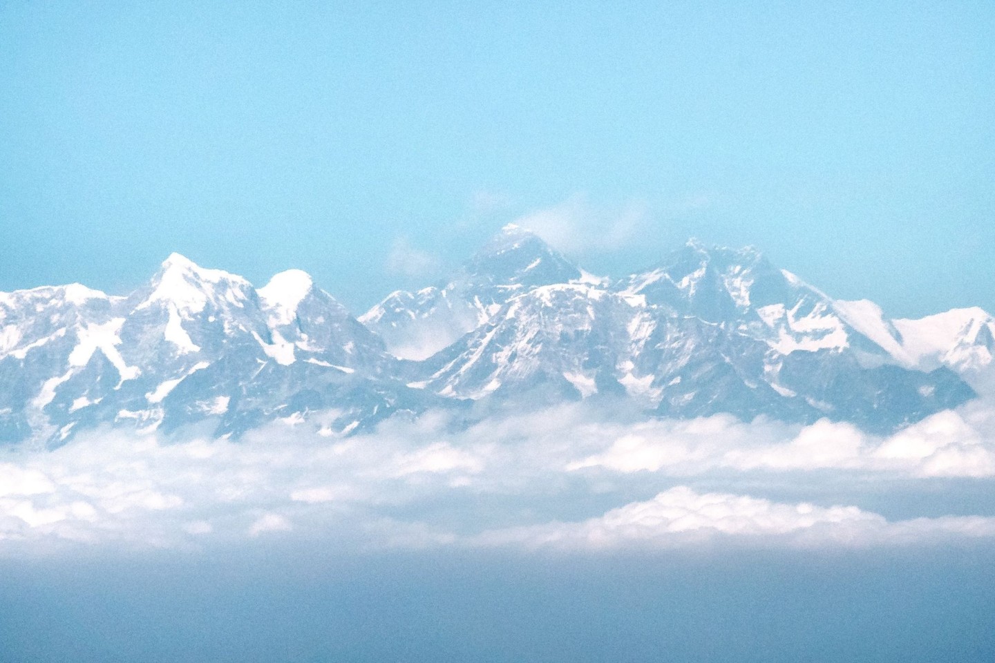 Blick aus dem Flugzeug auf das Himalaya-Gebirge. Dort ist ein Bersteiger ums Leben gekommen.