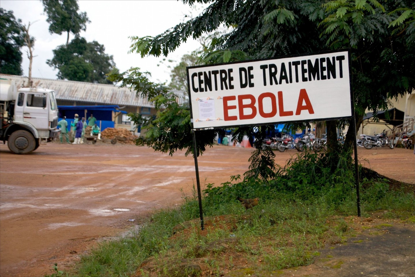 Ein Wegweiser kündigt den Eingang zur Ebola-Behandlungsstation in Gueckedou, Guinea, an. Im westafrikanischen Staat Elfenbeinküste ist der erste Fall der lebensgefährlichen Ebola-Krankhei...