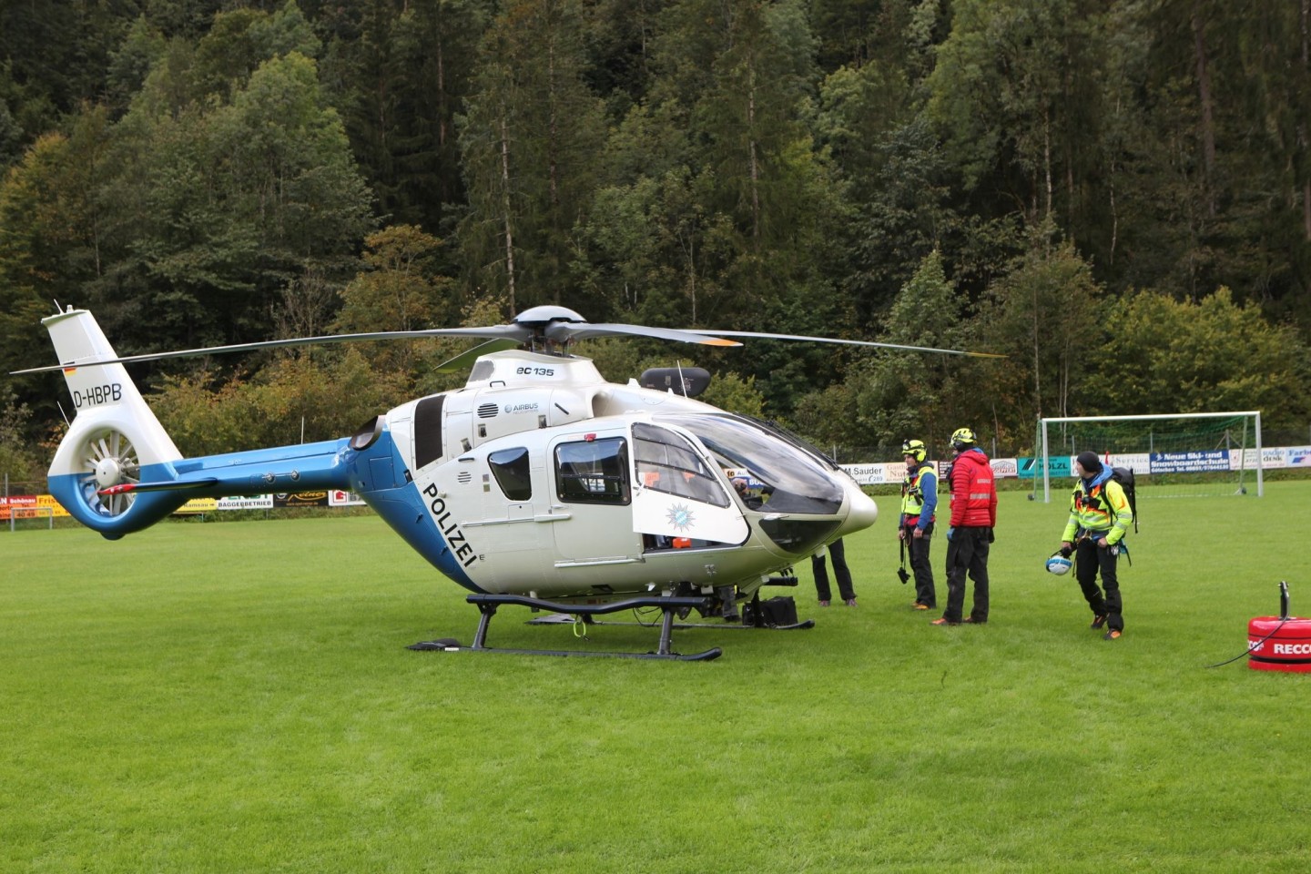 Ein Hubschrauber der Bergwacht steht auf einem Sportplatz in Ramsau bei Berchtesgaden.