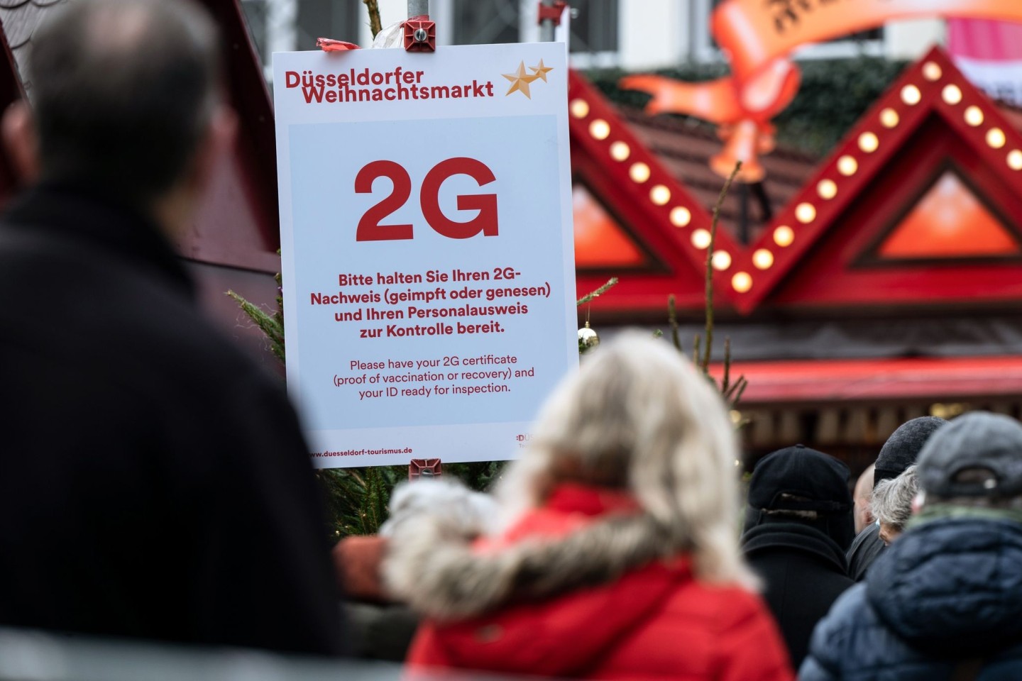 Ein 2G-Hinweisschild am Zugang des Düsseldorfer Weihnachtsmarkts. In der nordrhein-westfälischen Hauptstadt ist nach Angaben der Stadt ein erster Fall der neuen Omikron-Variante des Corona...