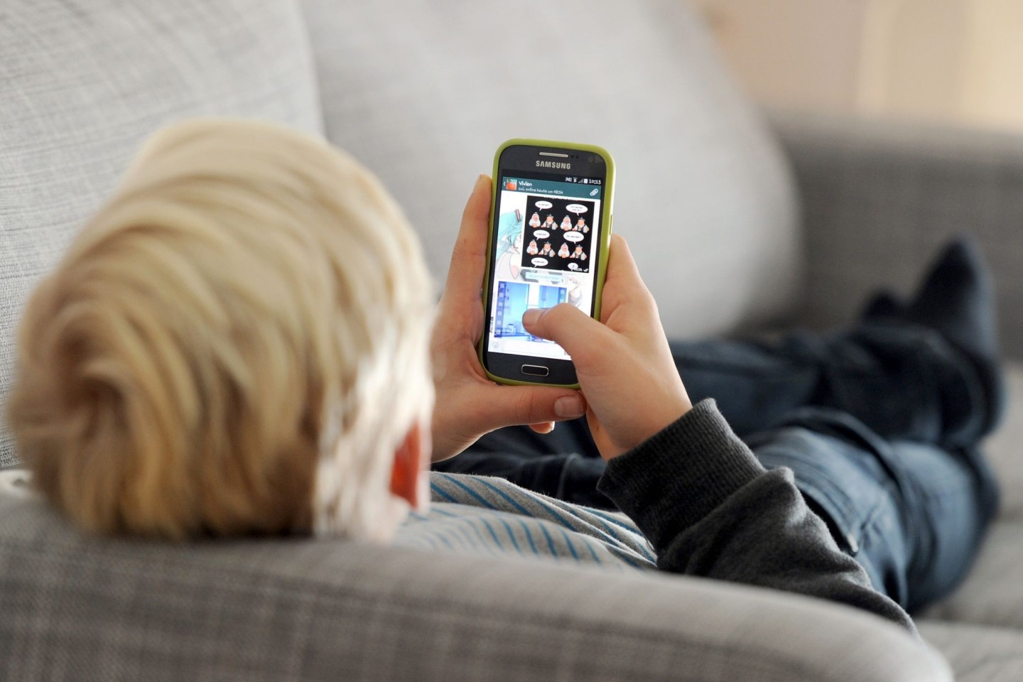 Ein Kind mit einem Smartphone. Wann ist der beste Zeitpunkt für das erste Gerät?