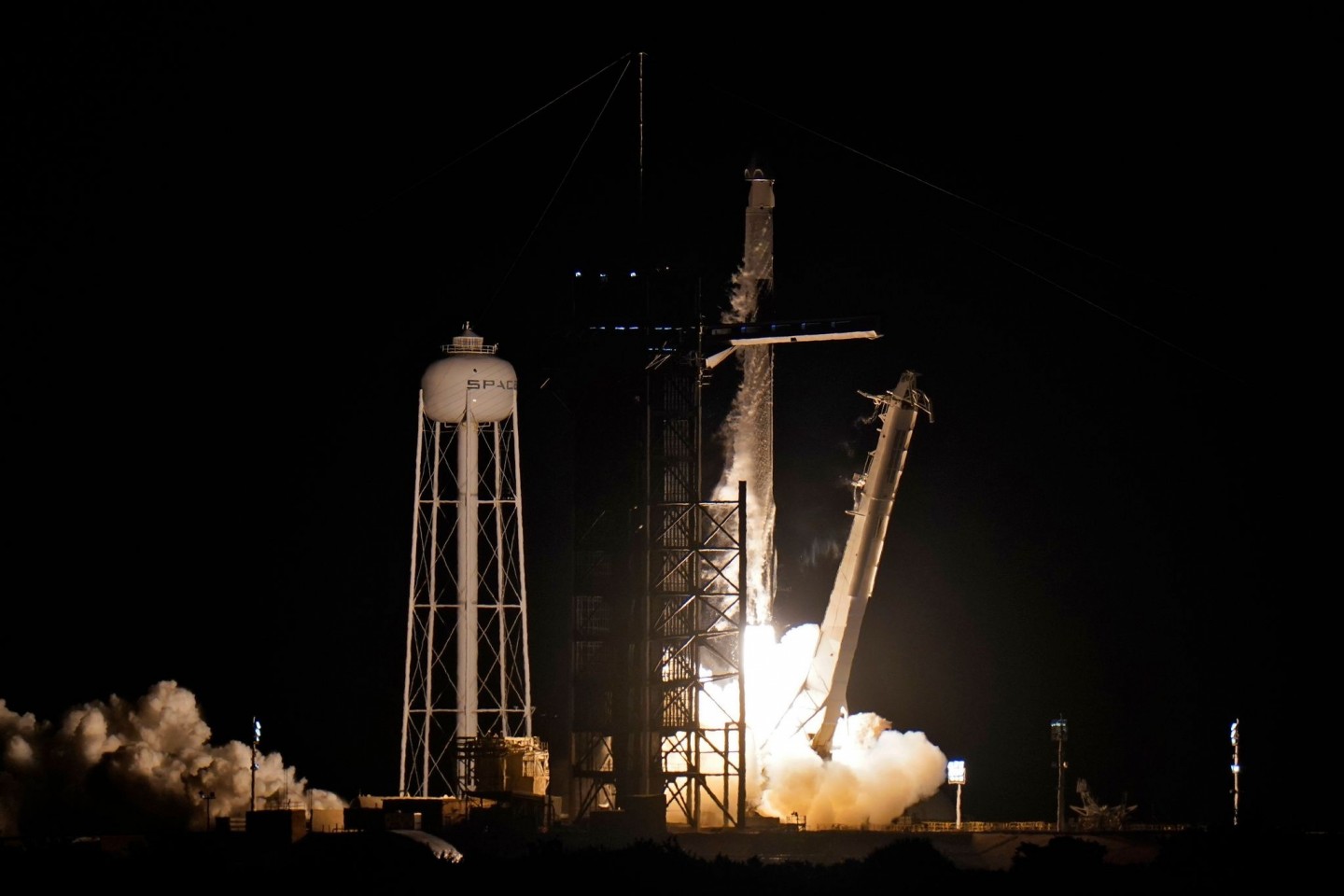 Eine SpaceX-«Falcon 9»-Rakete mit vier Privatpersonen an Bord hebt von der Rampe 39A des Kennedy Space Centers ab.