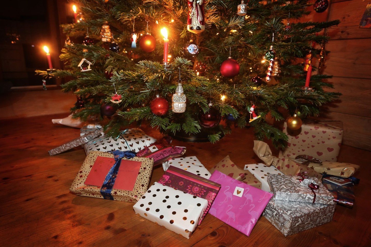Weihnachtsgeschenke unter einem geschmückten Weihnachtsbaum.