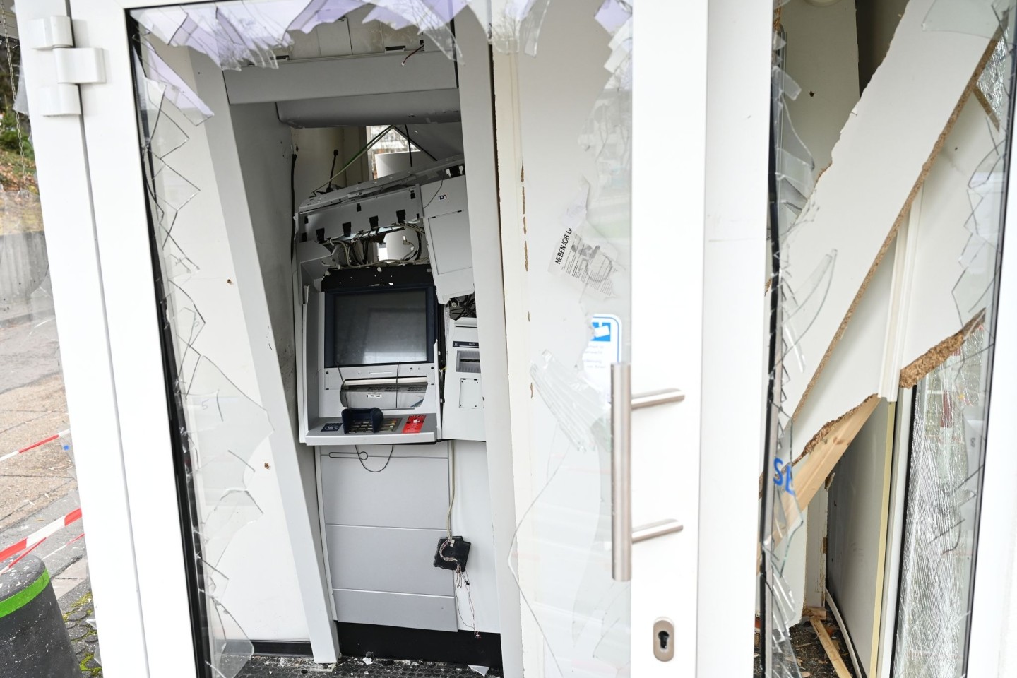 Völlig zerstört: So sieht ein freistehender Geldautomat der Volksbank Mainz nach einem Angriff aus.