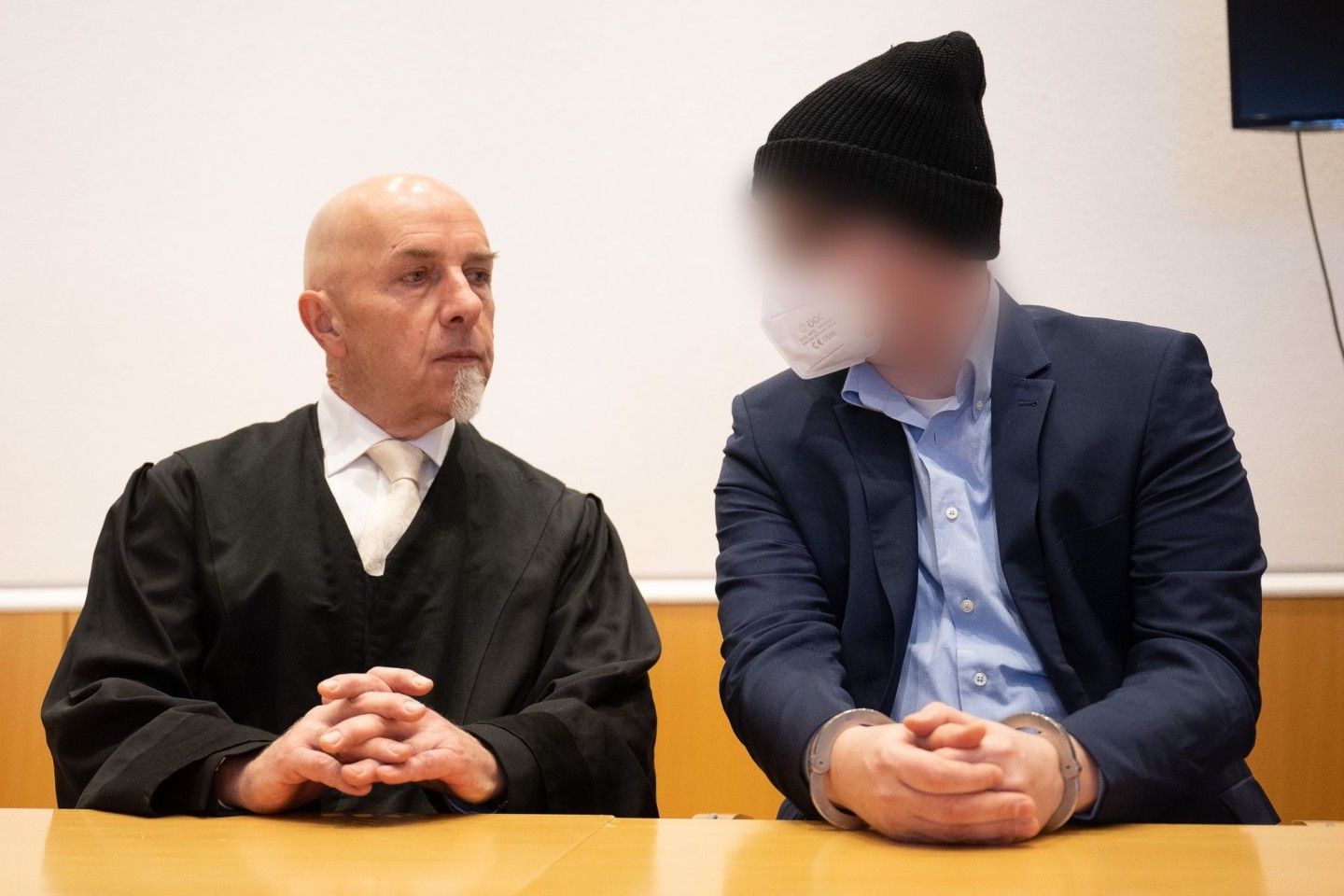 Der Angeklagte (r) vor Prozessbeginn im Landgericht Fulda neben seinem Verteidiger.