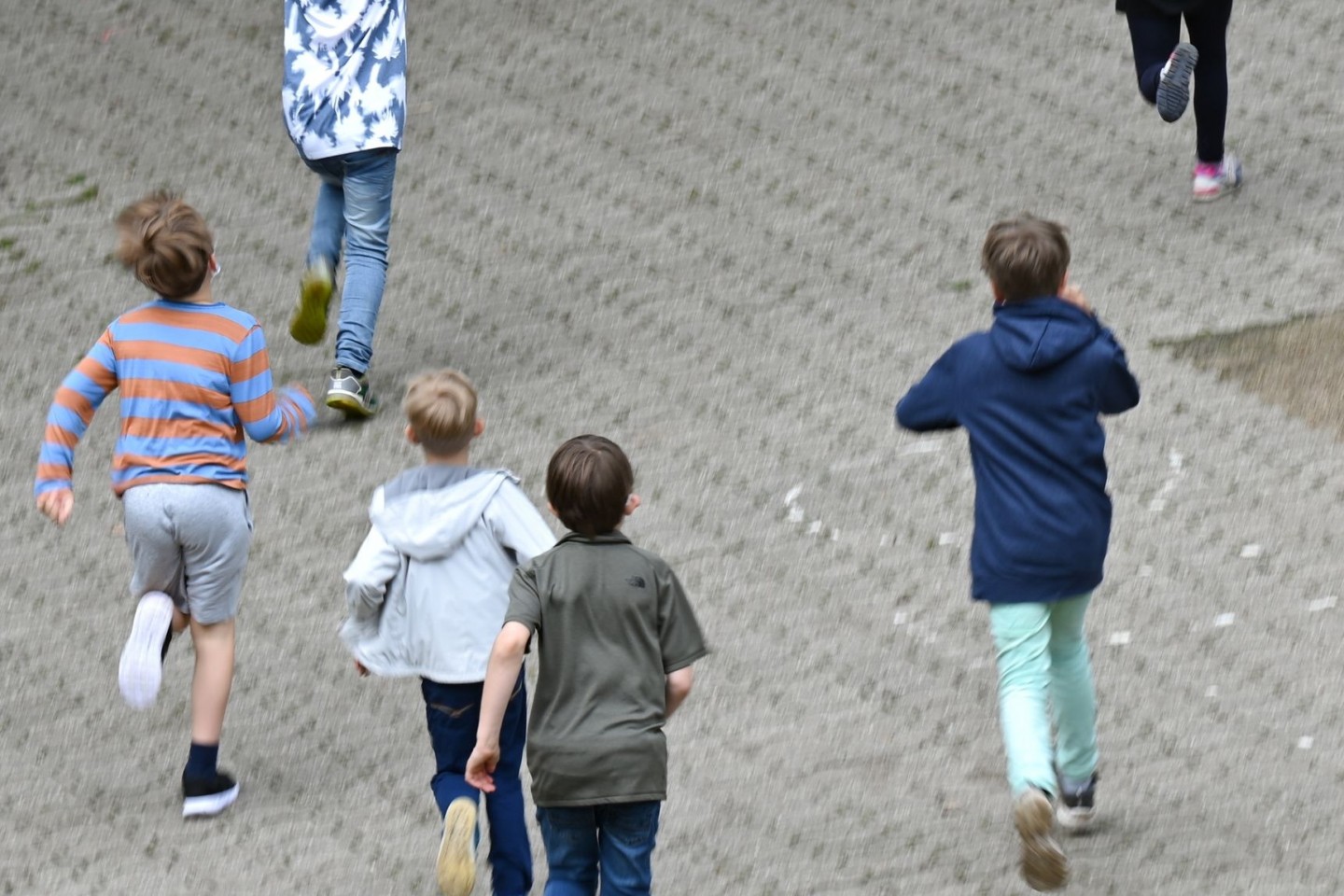 Fröhlich rennen Schüler der Robert-Schumann-Grundschule in der großen Pause auf den Schulhof.