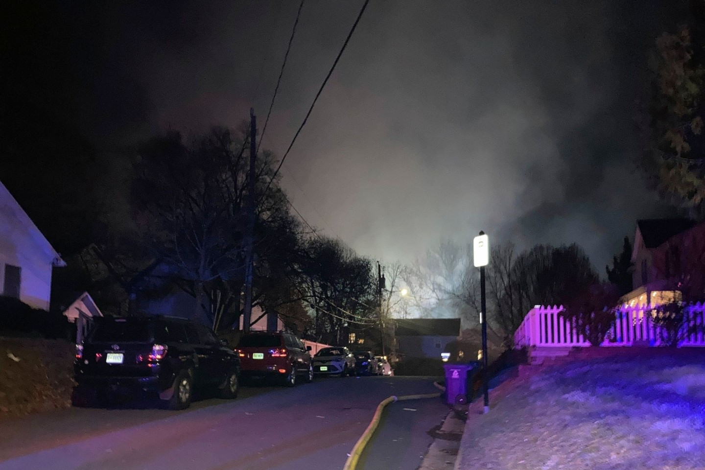 Rauch steigt über einem Viertel auf, in dem es eine Explosion in einem Haus gegeben hat.
