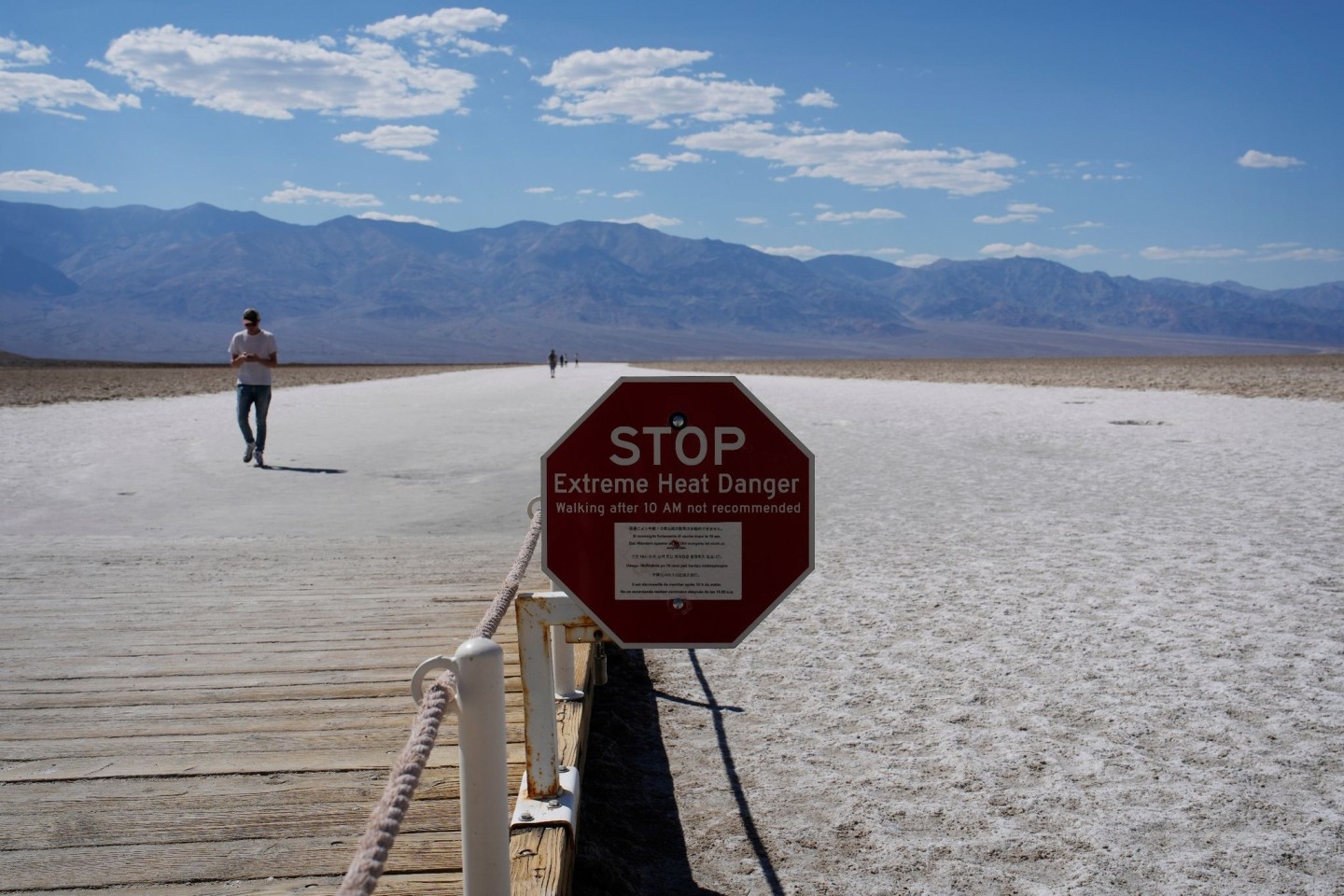 Ein Schild warnt im kalifornischen Death Valley vor extremer Hitze