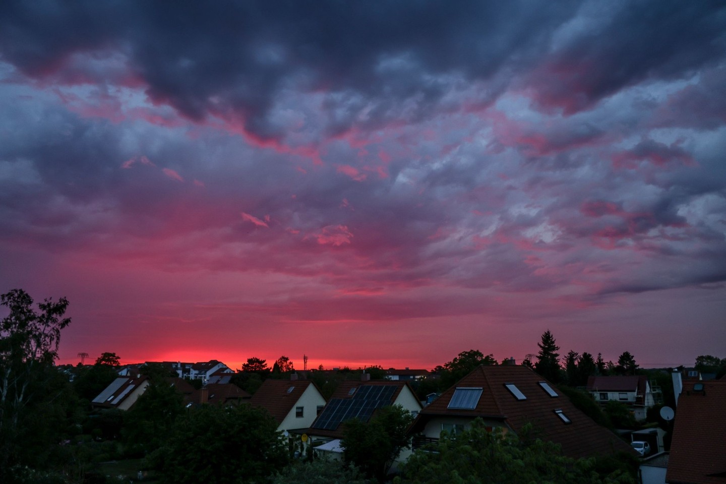 Die untergehende Sonne beleuchtet die aufziehenden Gewitterwolken über dem Leipziger Westen. Die Menschen in Sachsen, Sachsen-Anhalt und Thüringen müssen sich in den kommenden beiden Tage...