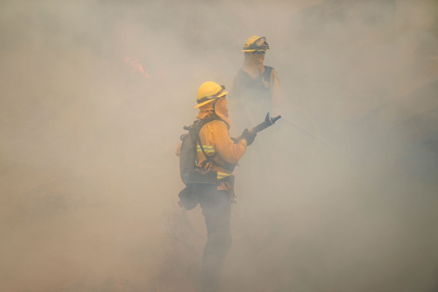 Feuerwehrleute bei den Löschversuchen eines Feuers im US-Bundesstaat Kalifornien.