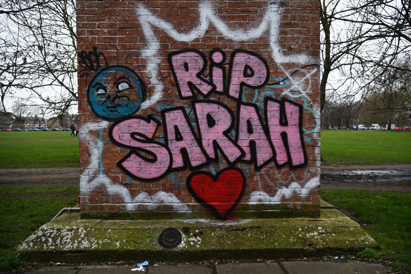 Ein Graffiti erinnert an die im März entführte und getötete Londonerin Sarah Everard.