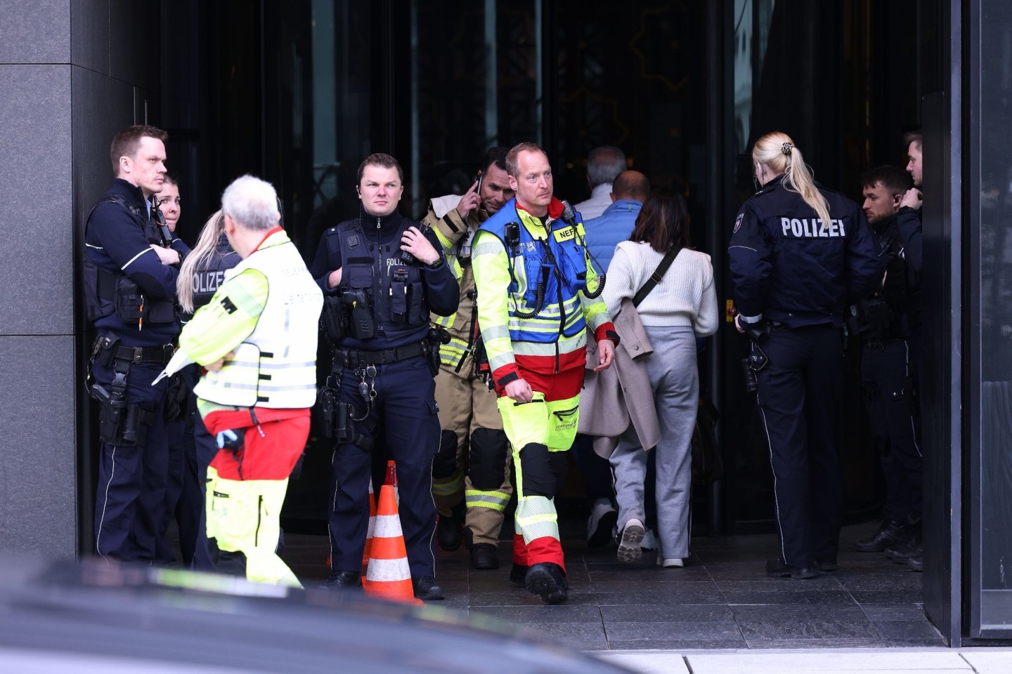 Einsatzkräfte der Polizei haben eine Eskalation an einem Hotel in Düsseldorf verhindert.