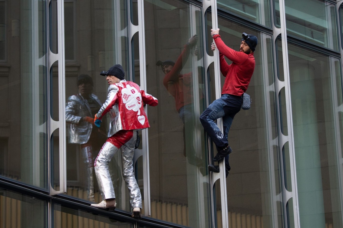 Die beiden Extremkletterer Leo Urban (r) und Alain Robert kletterten ohne jede Sicherung an der Fassade des Skyper-Hochhauses in Frankfurt am Main hinauf.