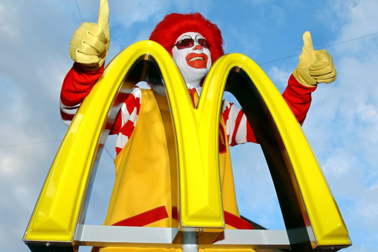 Das goldene M der Burgerkette McDonald's ist ein weltweit bekanntes Emblem für Fast Food. Vor 50 Jahren eröffnete die erste Filiale in Deutschland.