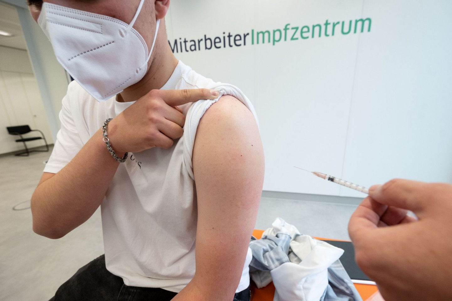 Knapp fünfzig Prozent der Deutschen haben mittlerweile zumindest ihre Erstimpfung erhalten.