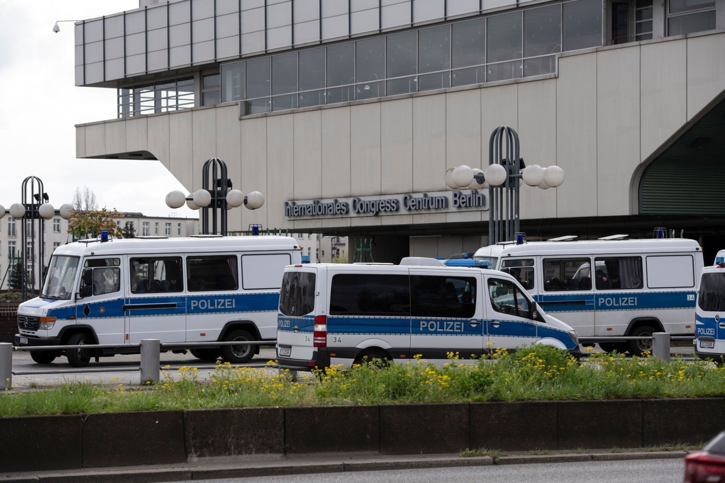 Einsatzfahrzeuge der Polizei stehen am ehemaligen Kongresszentrum ICC in Berlin.
