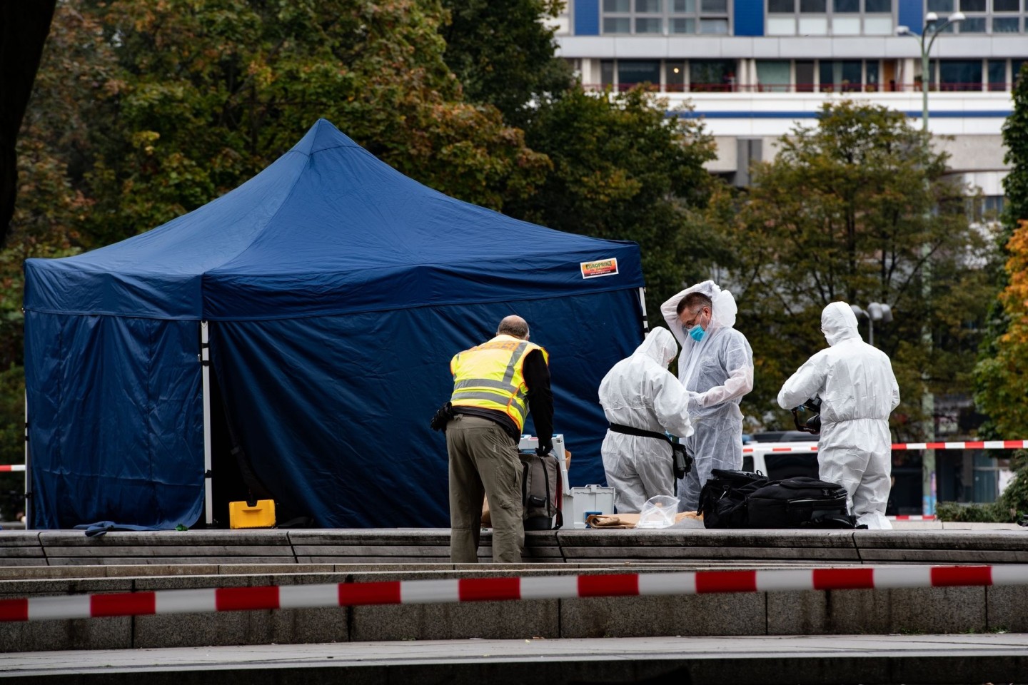 Kriminaltechniker arbeiten nahe dem Berliner Alexanderplatz unterhalb des Fernsehturms. Dort war die Leiche eines Mannes gefunden worden.