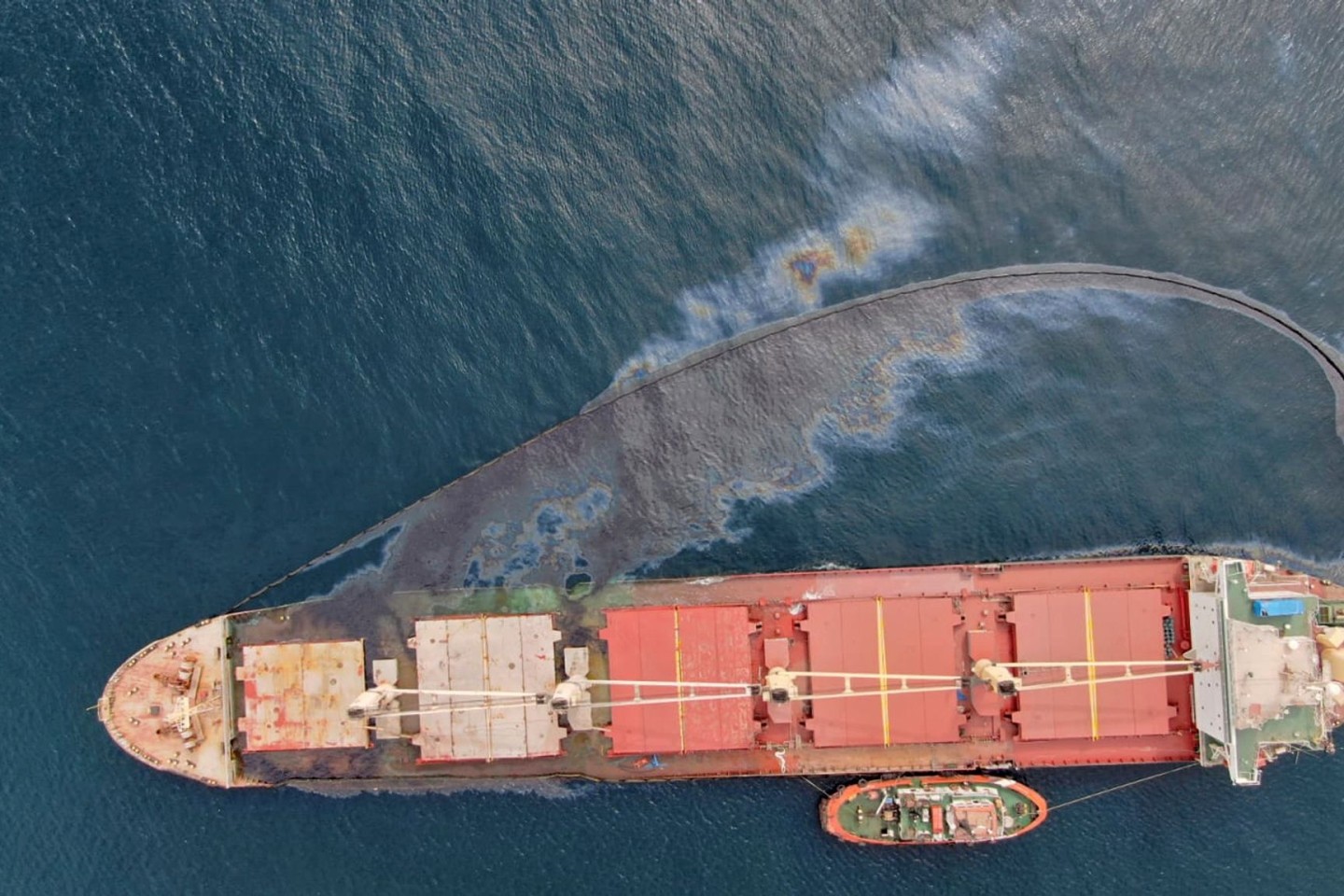 Der Ölteppich breitet sich um das Schiff herum aus.