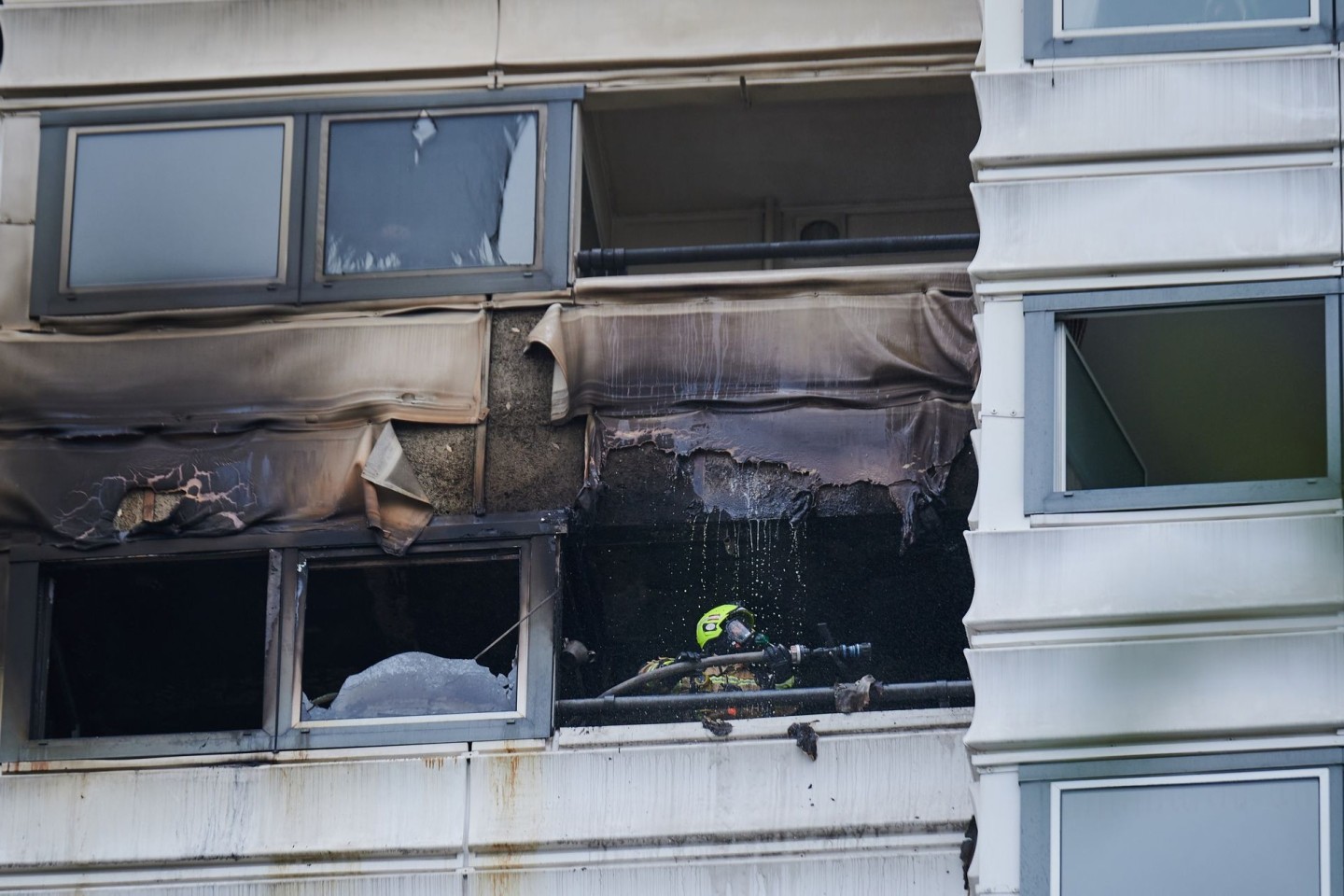 Kräfte der Feuerwehr im Einsatz in dem in Brand geratenen Hochhaus in Berlin-Kreuzberg.