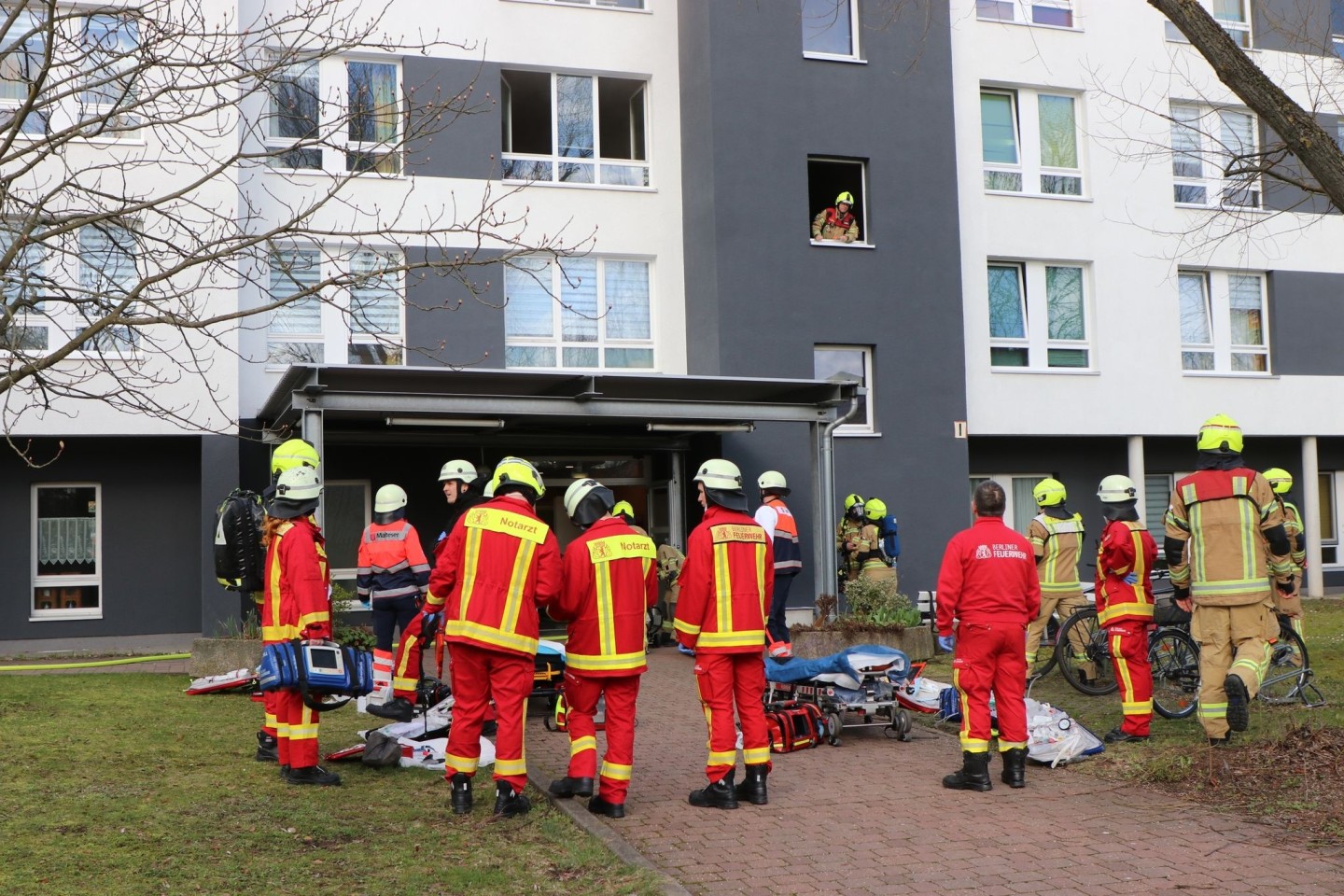 Einsatzkräfte stehen vor dem Seniorenheim in Berlin-Hohenschönhausen, in dem sich das Unglück ereignete.