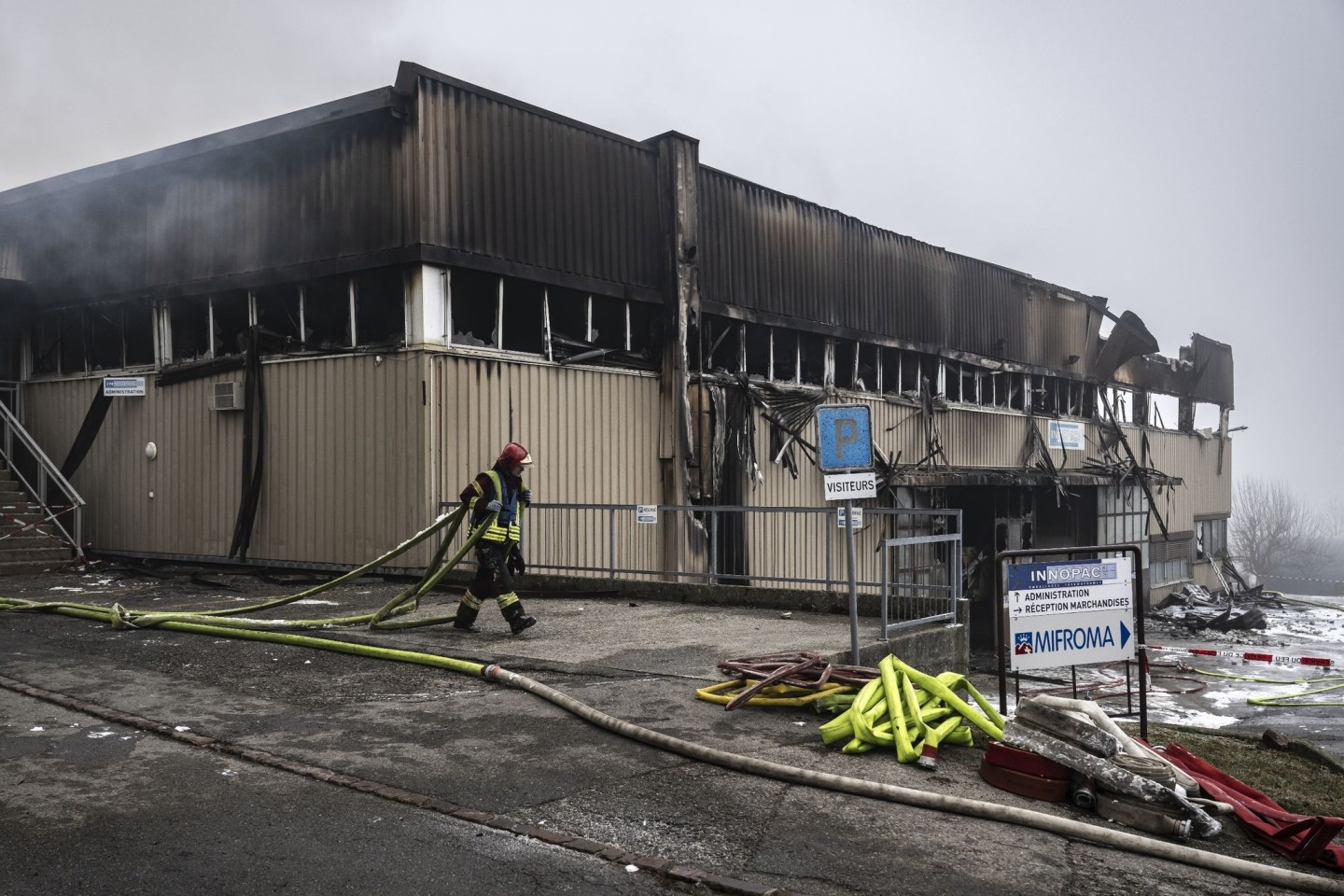 Die Feuerwehr ist bei einem Brand in einem Käselager im Schweizer Vuisternens-En Ogoz im Einsatz.