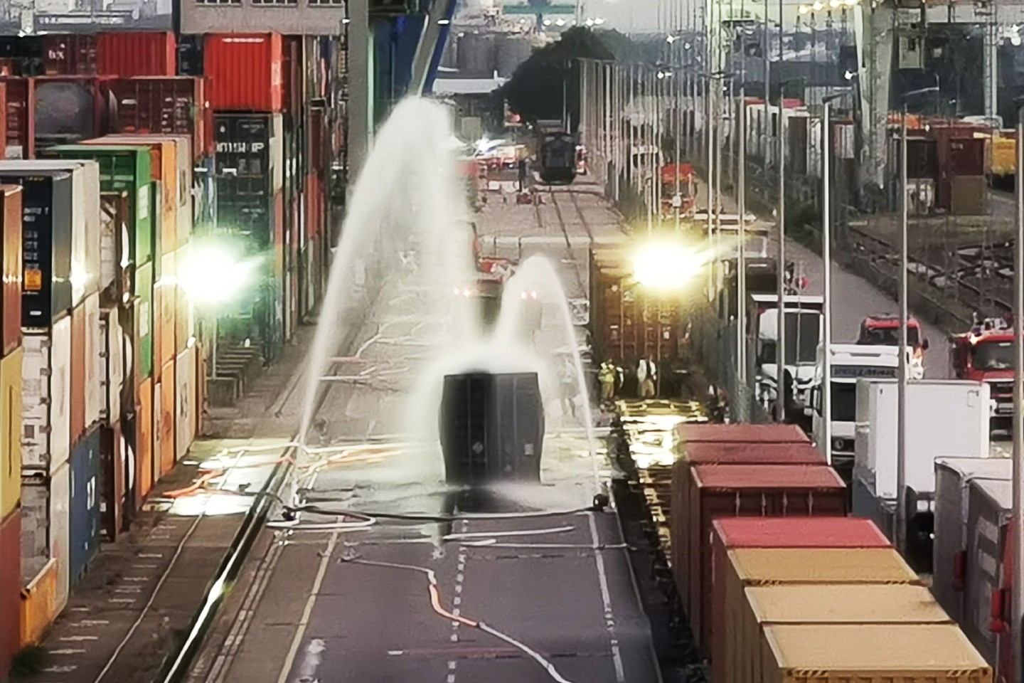 Die Feuerwehr kühlt einen Container, der mit 200 Fässern Hydrosulfit gefüllt ist, nach einem Chemieunfall.