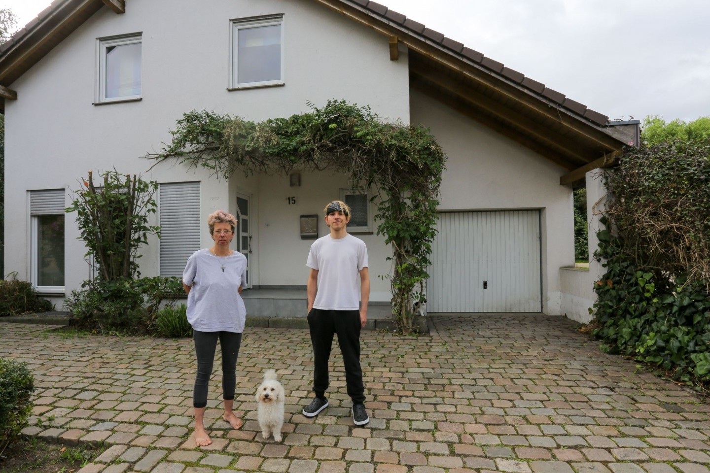 Anja Kassenpecher und ihr Sohn Dennis stehen vor ihrer vorübergehenden Bleibe im nordrhein-westfälischen Kuckum. Bei der Flutkatastrophe Mitte Juli wurde das Haus der Familie aus Ahrweiler...