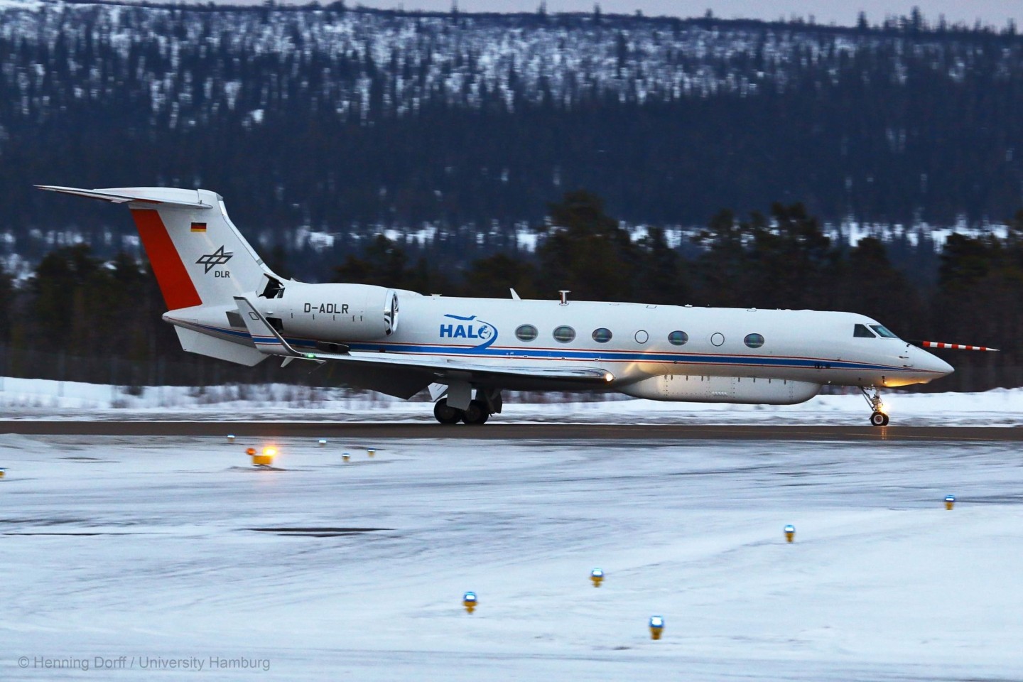 Das Forschungsflugzeug HALO vor der Arena Arctica, Kiruna, Schweden während der «HALO-(AC)3» Kampagne im März 2022.