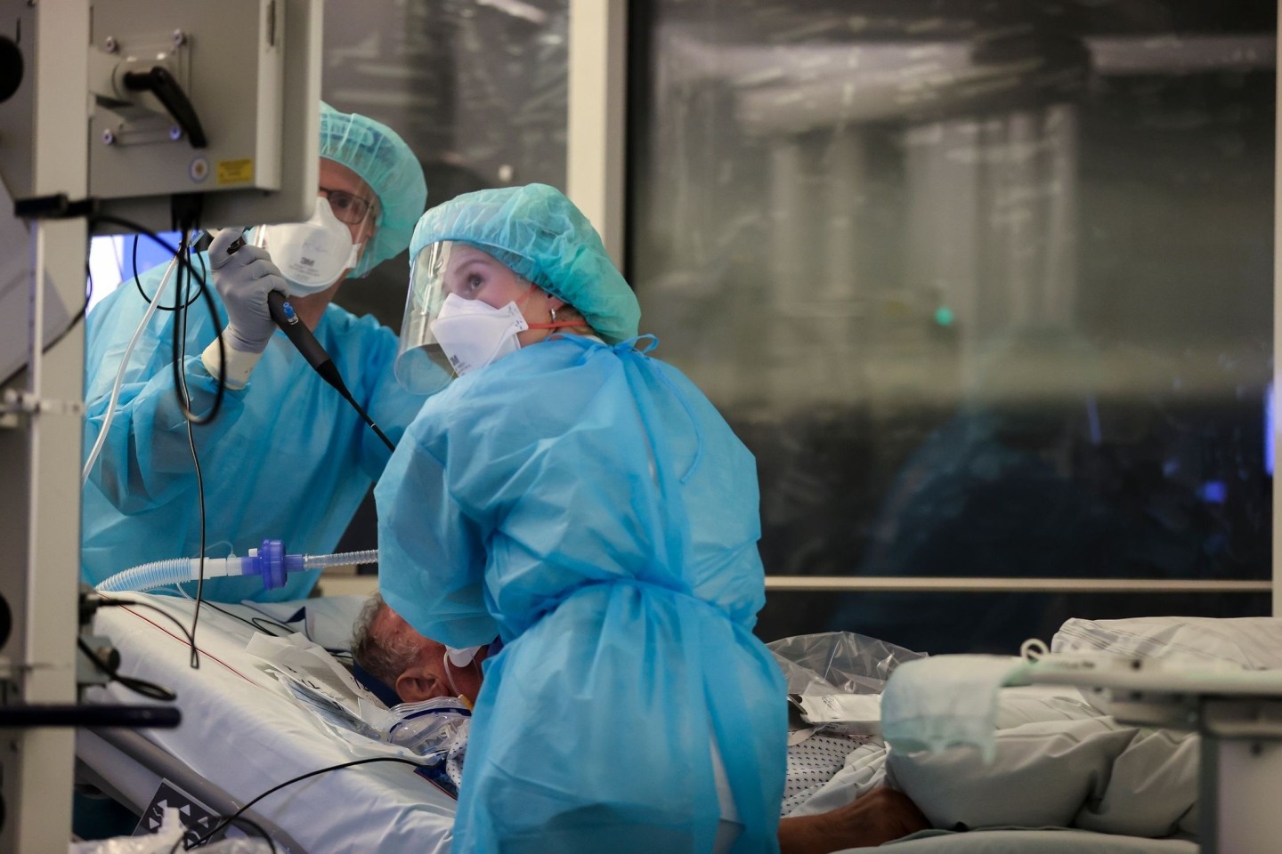 Behandlung eines Covid-19-Patienten auf der Intensivstation der Leipziger Uniklinik. ​