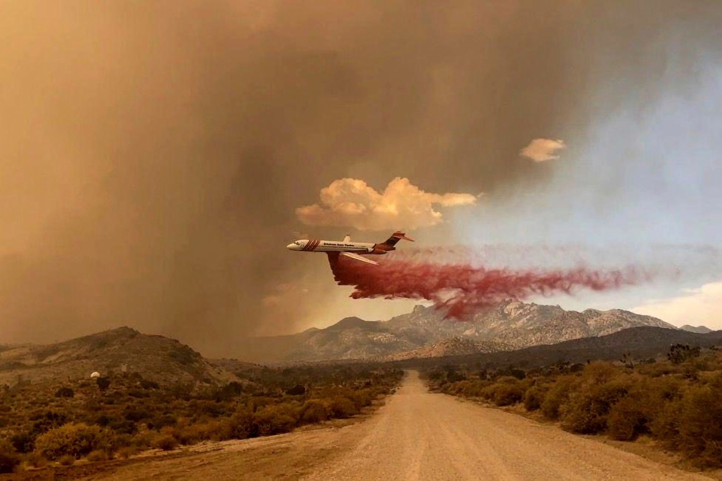 Ein Löschflugzeug ist über dem Mojave National Preserve im Einsatz, einem Schutzgebiet im US-Bundesstaat Kalifornien.