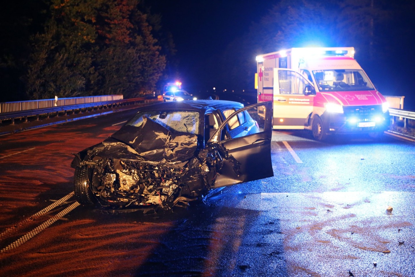 Bei einem Zusammenstoß von zwei Autos auf der B27 bei Ebergötzen (Landkreis Göttingen) sind zwei Menschen ums Leben gekommen.