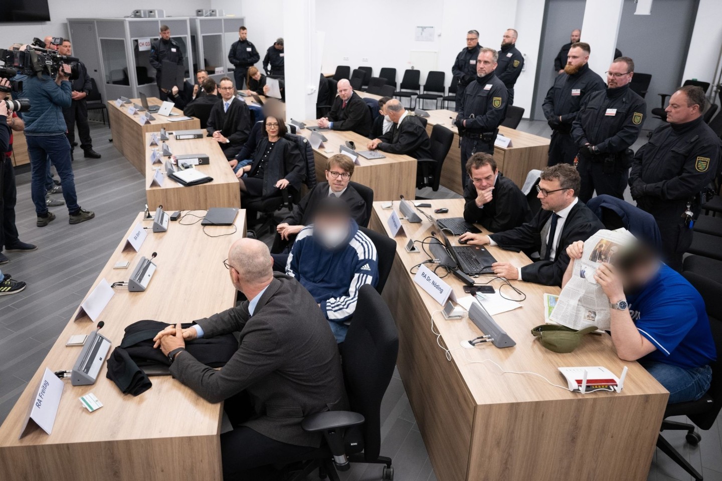 Die Angeklagten und ihre Anwälte im Prozess um den Juwelendiebstahl aus dem Grünen Gewölbe im Landgericht Dresden.