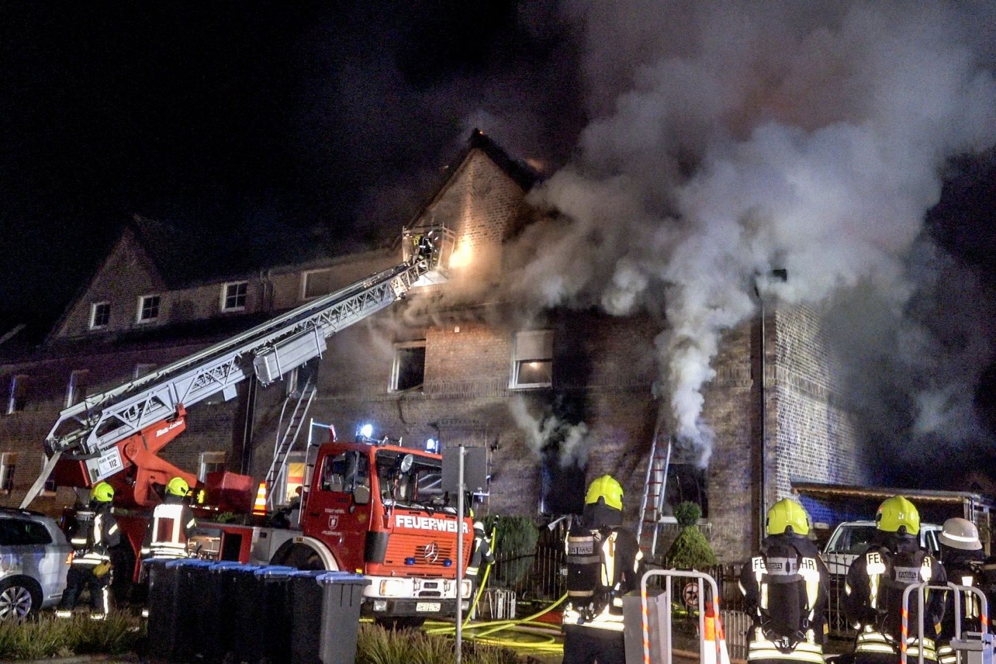 Feuerwehrleute bekämpfen den Brand eines Mehrfamilienhauses in Wesel.