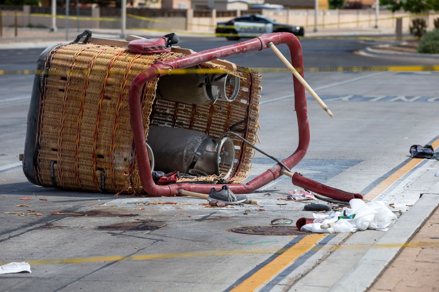 Der Korb eines abgestürzten Heißluftballons liegt auf dem Bürgersteig einer belebte Straße in Albuquerque. Insgesamt starben fünf Insassen.