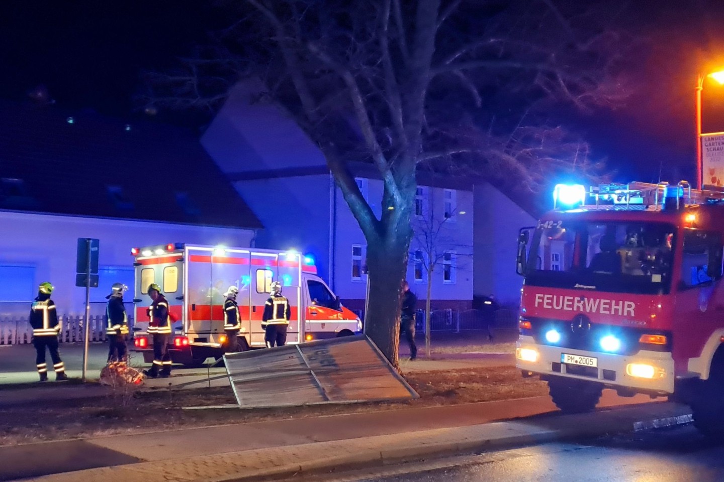 Feuerwehr am Unfallort: Ein Fußgänger ist in Beelitz von einem umstürzenden Wahlplakat schwer verletzt worden und wenig später gestorben.
