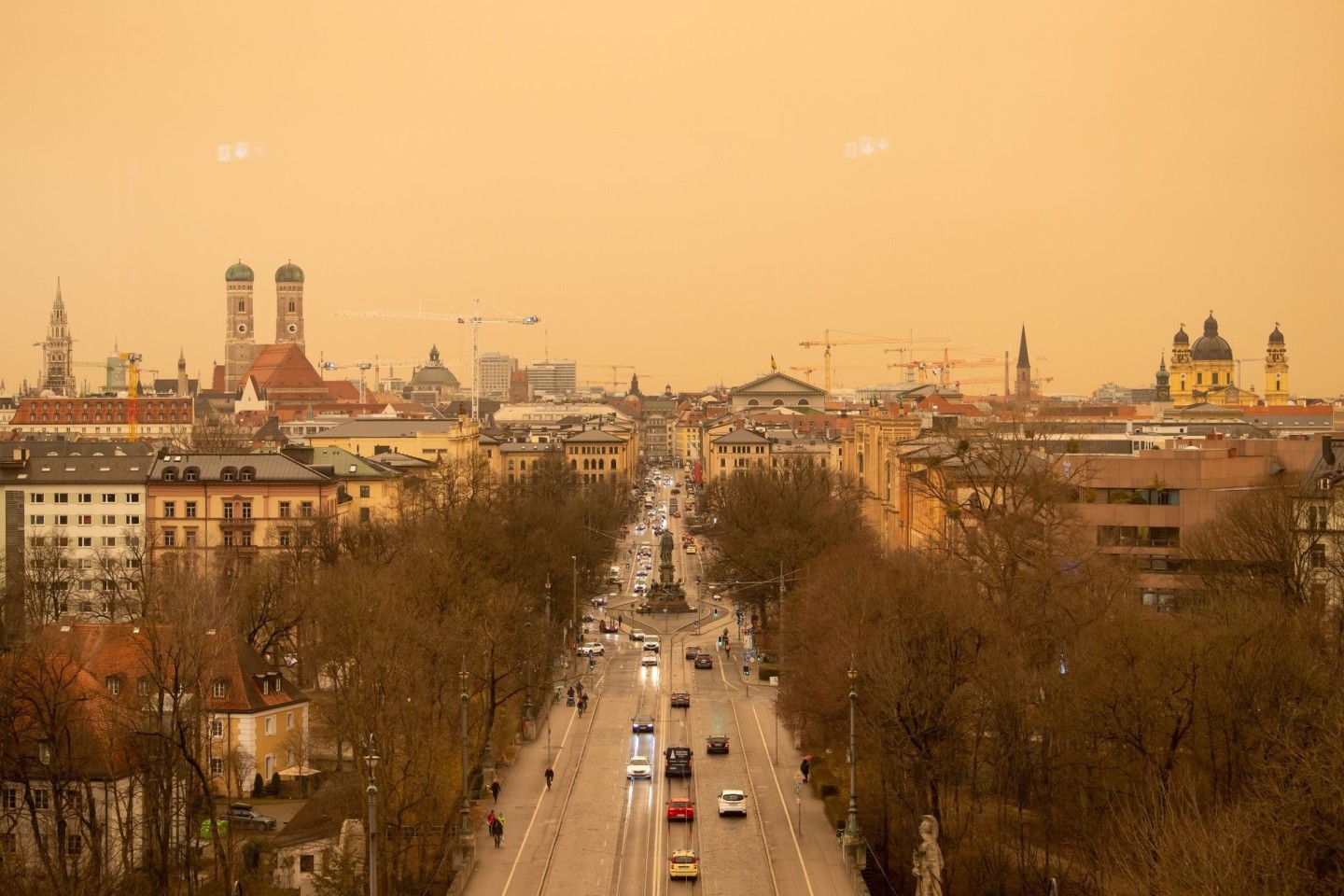 Eine Stadt in gelb und orange. Staub aus der afrikanischen Wüste färbt den Himmel in München.