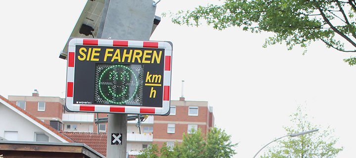 Geschwindig­keits­display in der Fontainestraße installiert