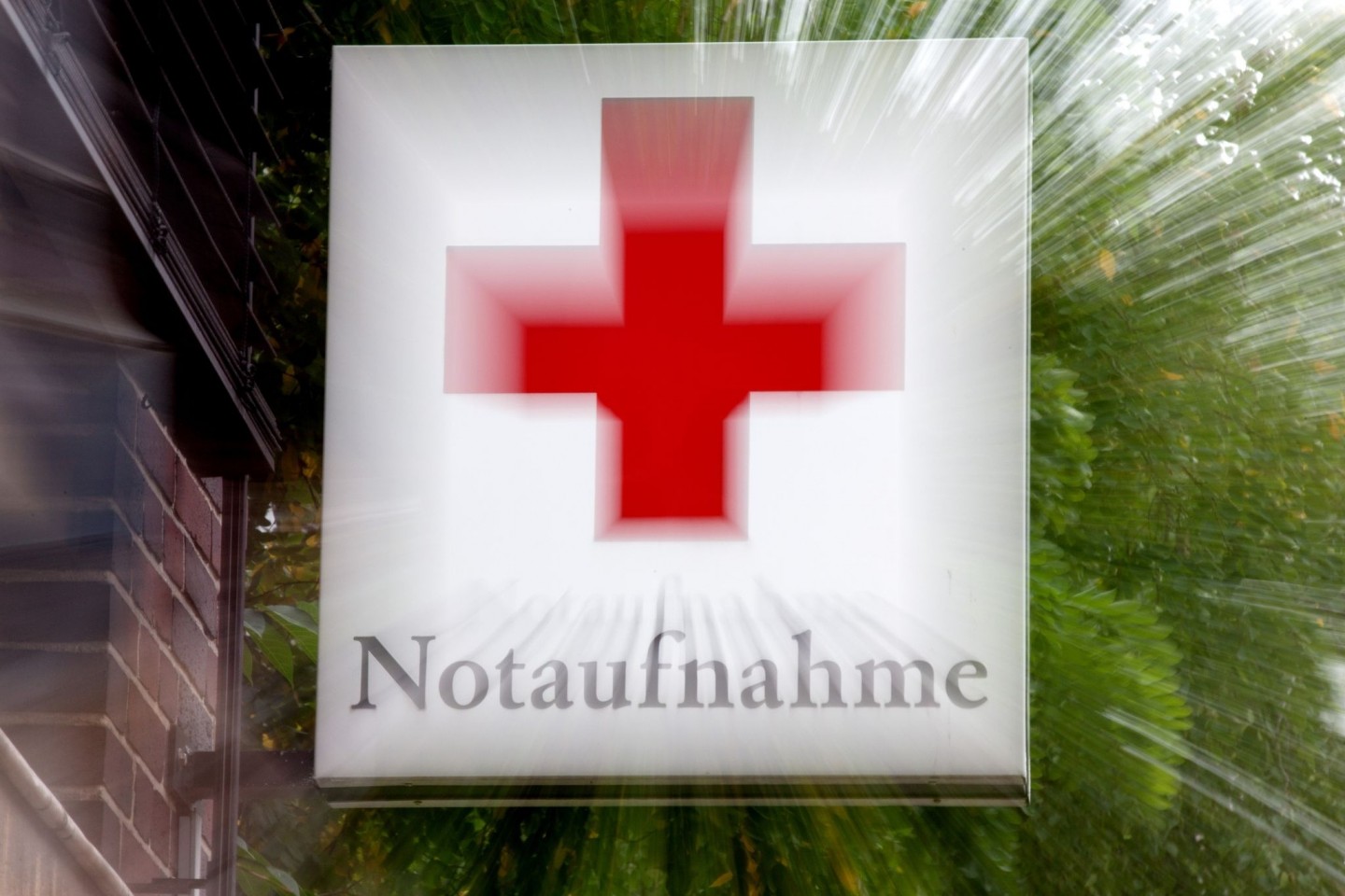 Ein Schild «Notaufnahme» mit einem roten Kreuz hängt an einem Krankenhaus in Hannover. Viele Pflegekräfte erleben laut Studien Gewalt im Krankenhaus.