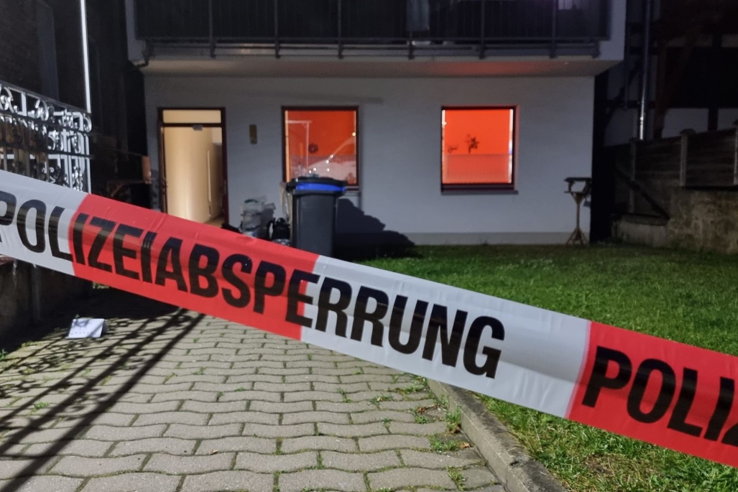 Blick auf die Rückseite des Schreibwarengeschäfts in Obernkirchen, vor dem ein Absperrband der Polizei hängt. Dort ist eine 75-jährige Frau tot aufgefunden worden.