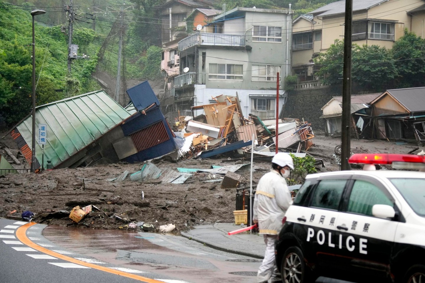 Eine Straße im japanischen Atami ist nach starkem Regen mit Schlamm, Geröll und Trümmern bedeckt.