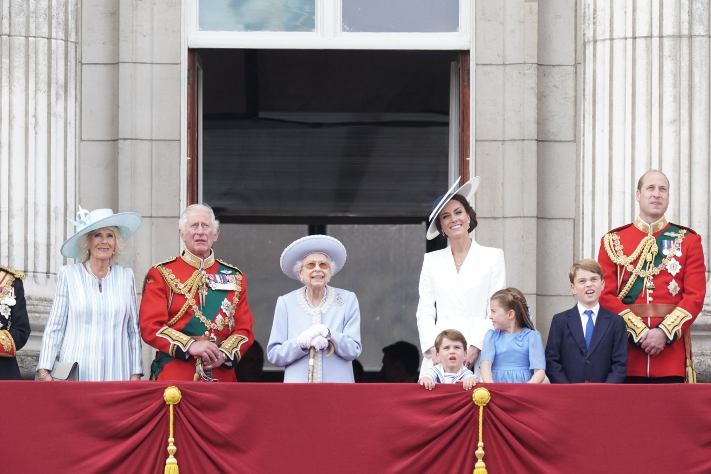 Die Monarchin und ihre Familie schauen vom Palast aus in den Himmel.