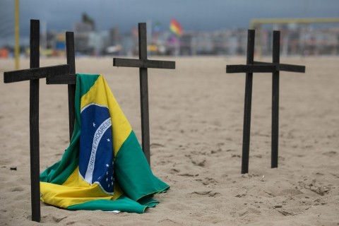 Grabkreuze an der Copacabana - Aktivisten ehren Verstorbenen