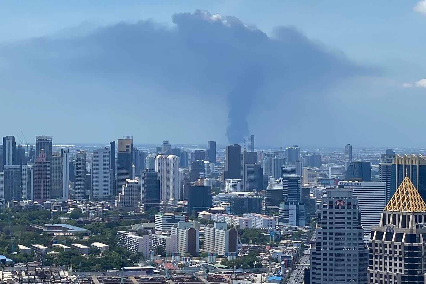 Rauch hinter der Skyline von Bangkok auf. In Thailand ist es in einer Chemiefabrik zu einer schweren Explosion gekommen.
