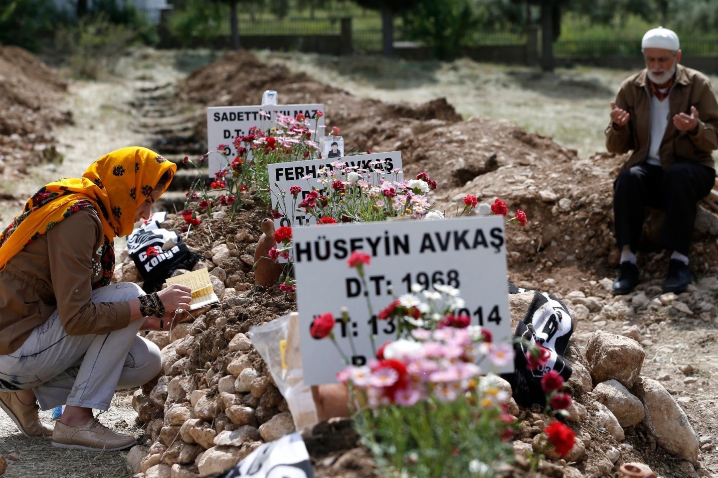 Trauernde beten an den Gräbern der bei einer Explosion in der Kohlegrube im türkischen Soma getöteten Bergleute.