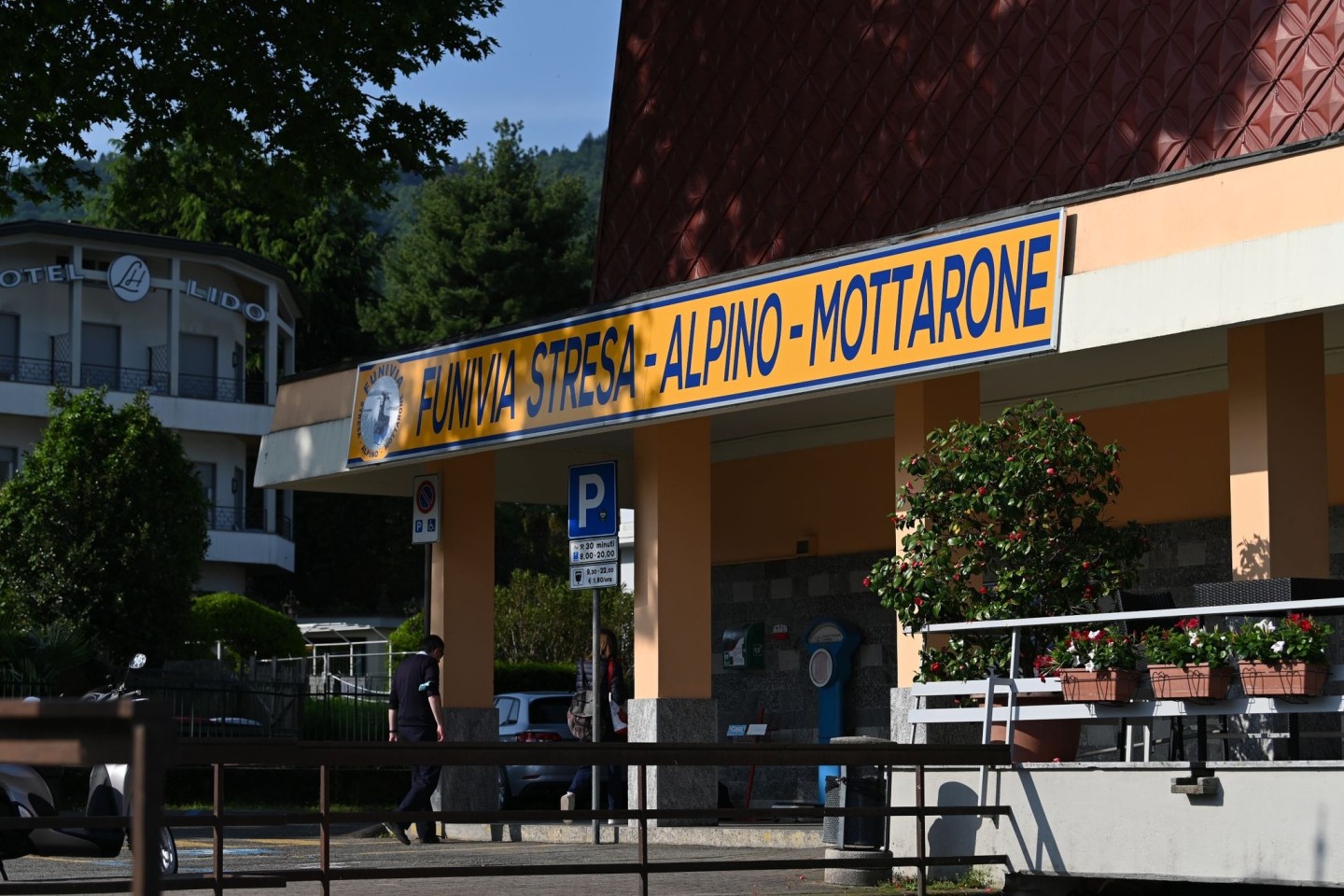 Der Eingang der Talstation der Seilbahn Stresa-Mottarone, westlich des Lago Maggiore in Norditalien.