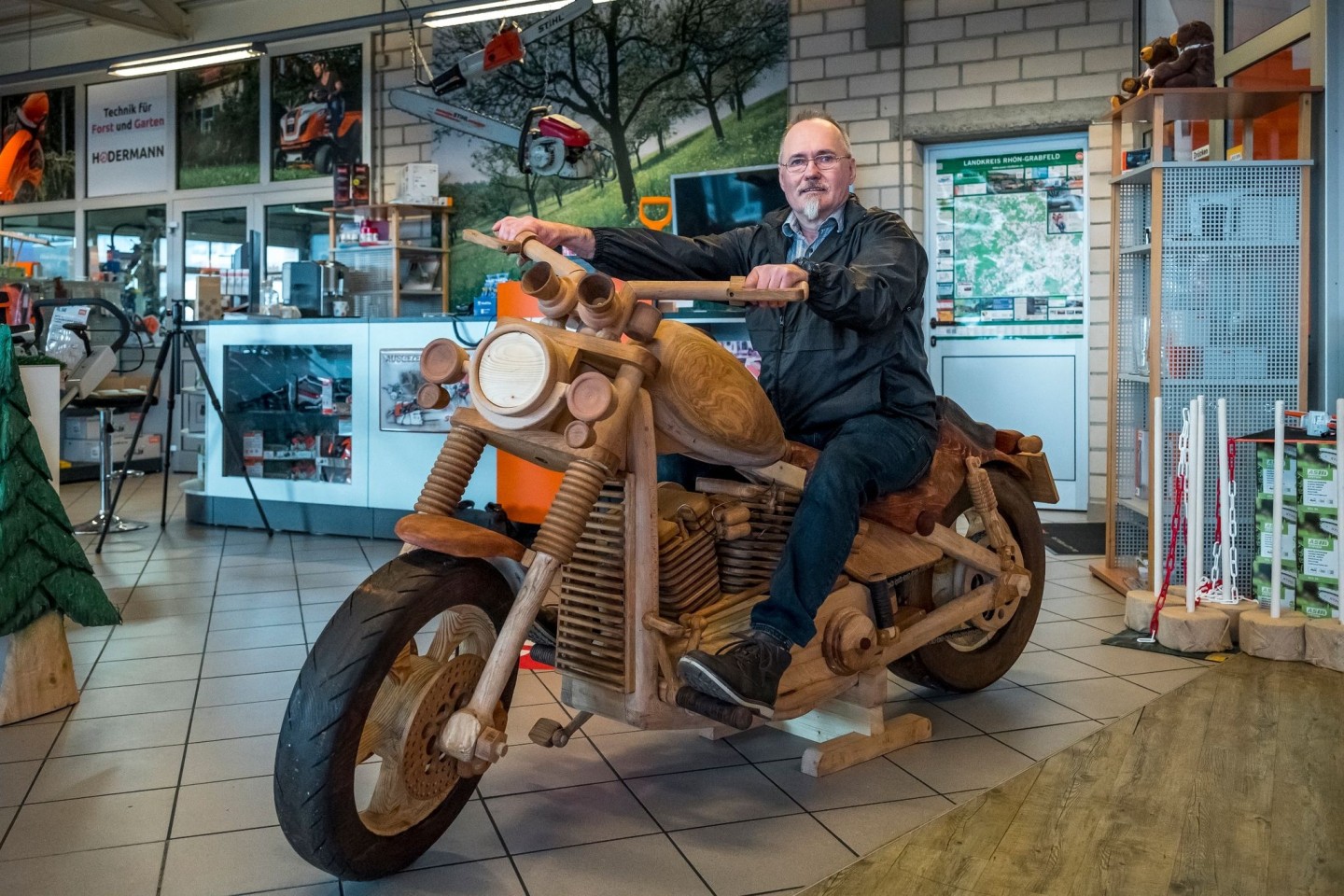 Bernd Osinischow auf seiner hölzernen Harley-Davidson.